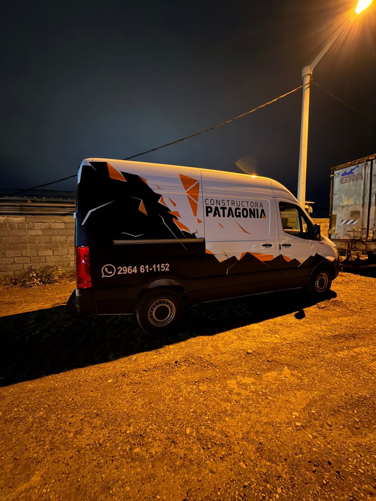 Mercedes-Benz Sprinter ploteada, de noche