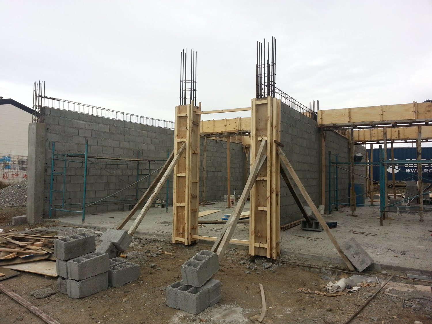 Columnas encofradas y muros de bloques