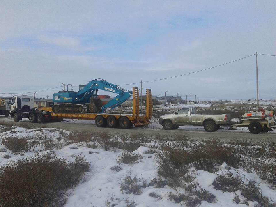 Traslado de la excavadora en carretón