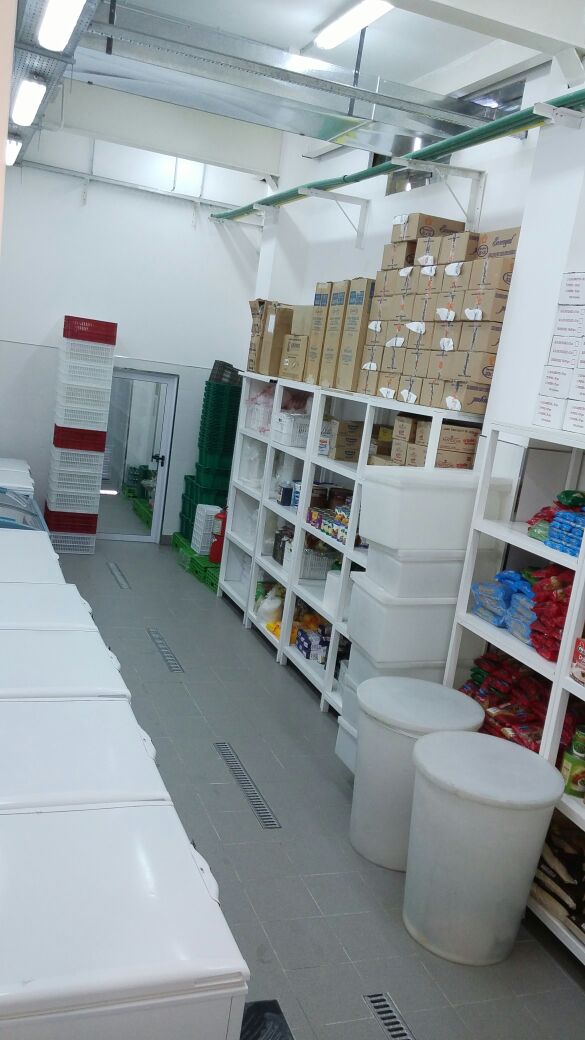 Depósito con estanterías y pisos con rejillas