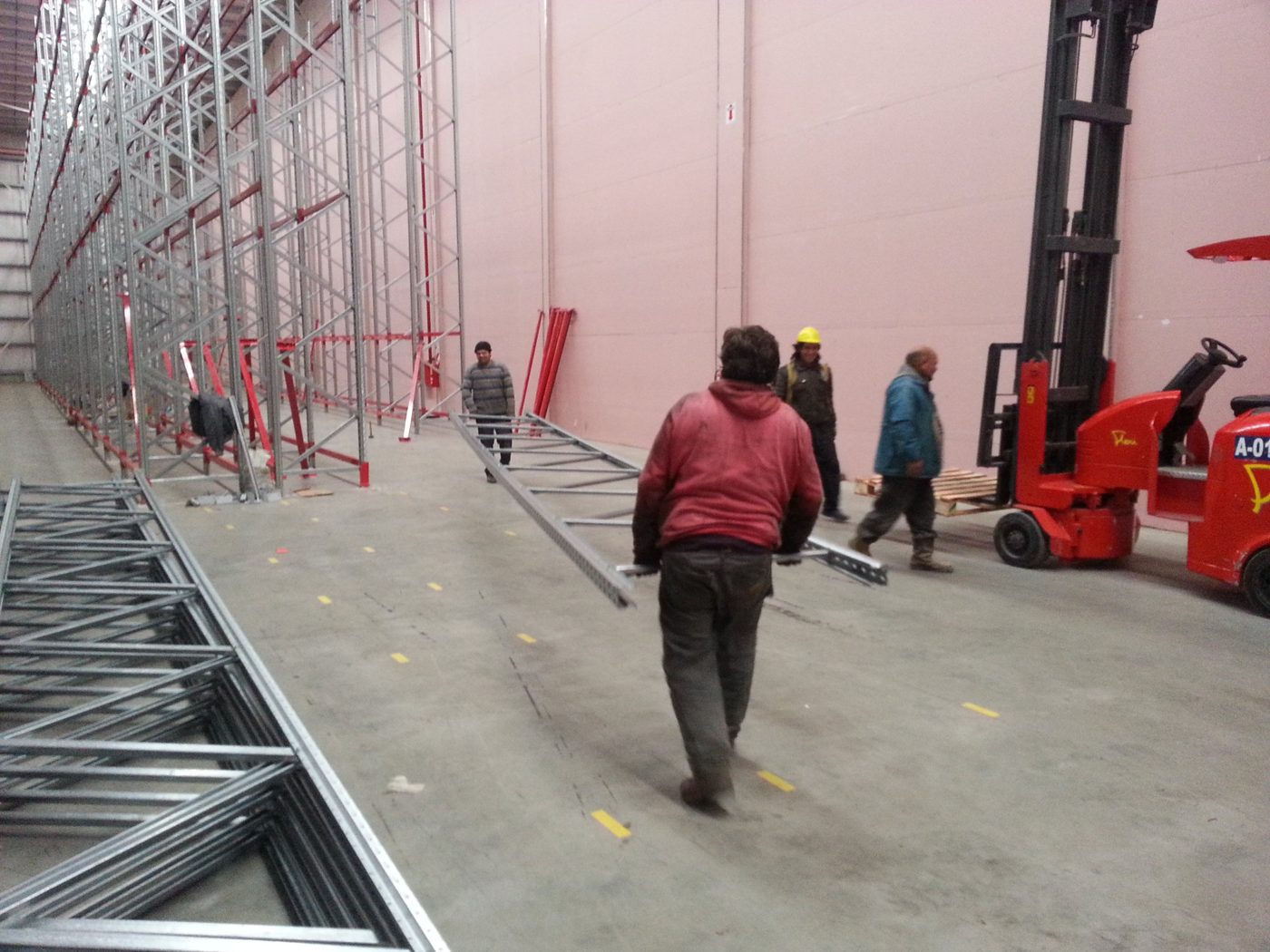 Cuadrilla llevando un bastidor hacia los racks