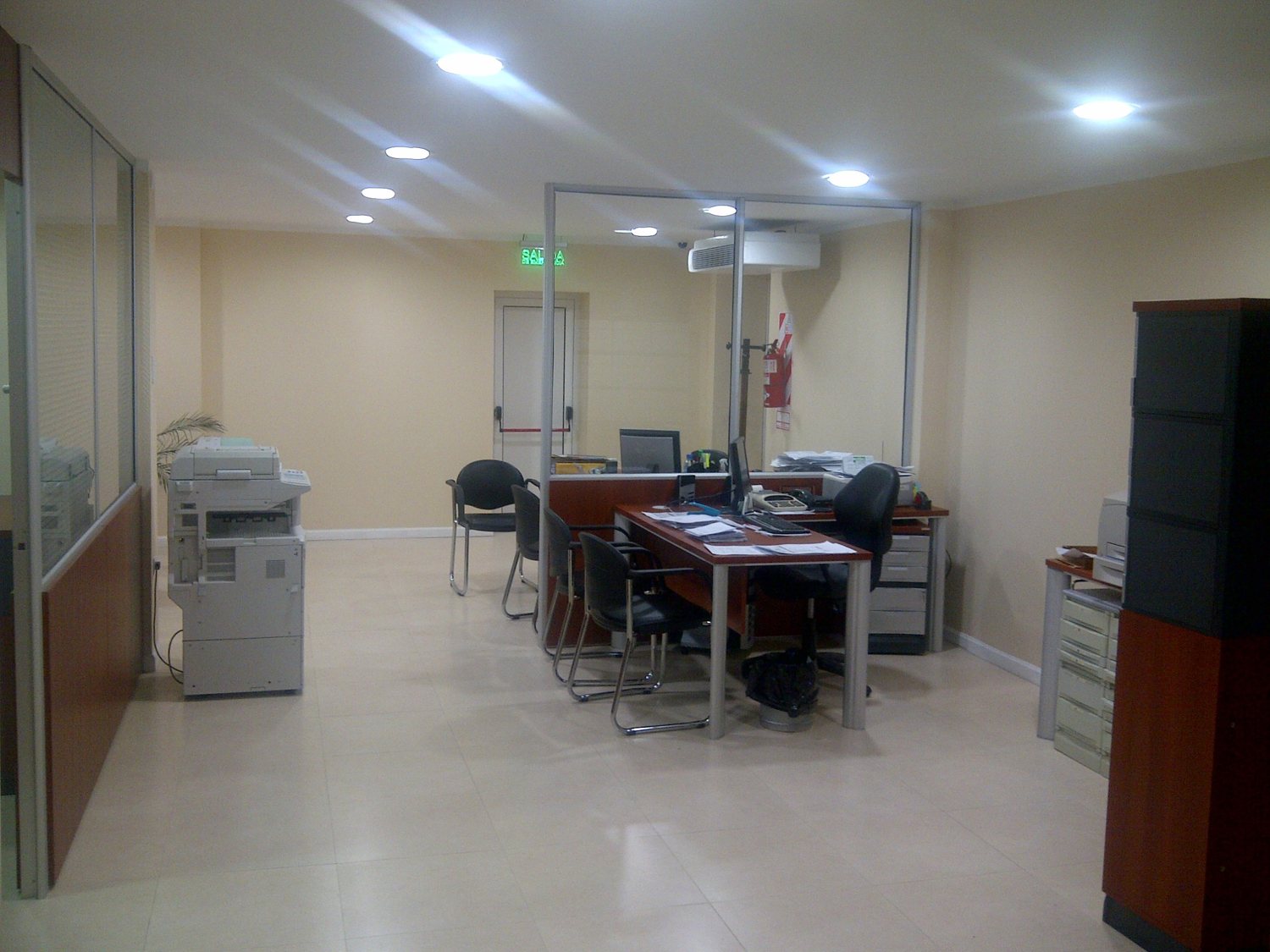 Oficina de atención con boxes vidriados