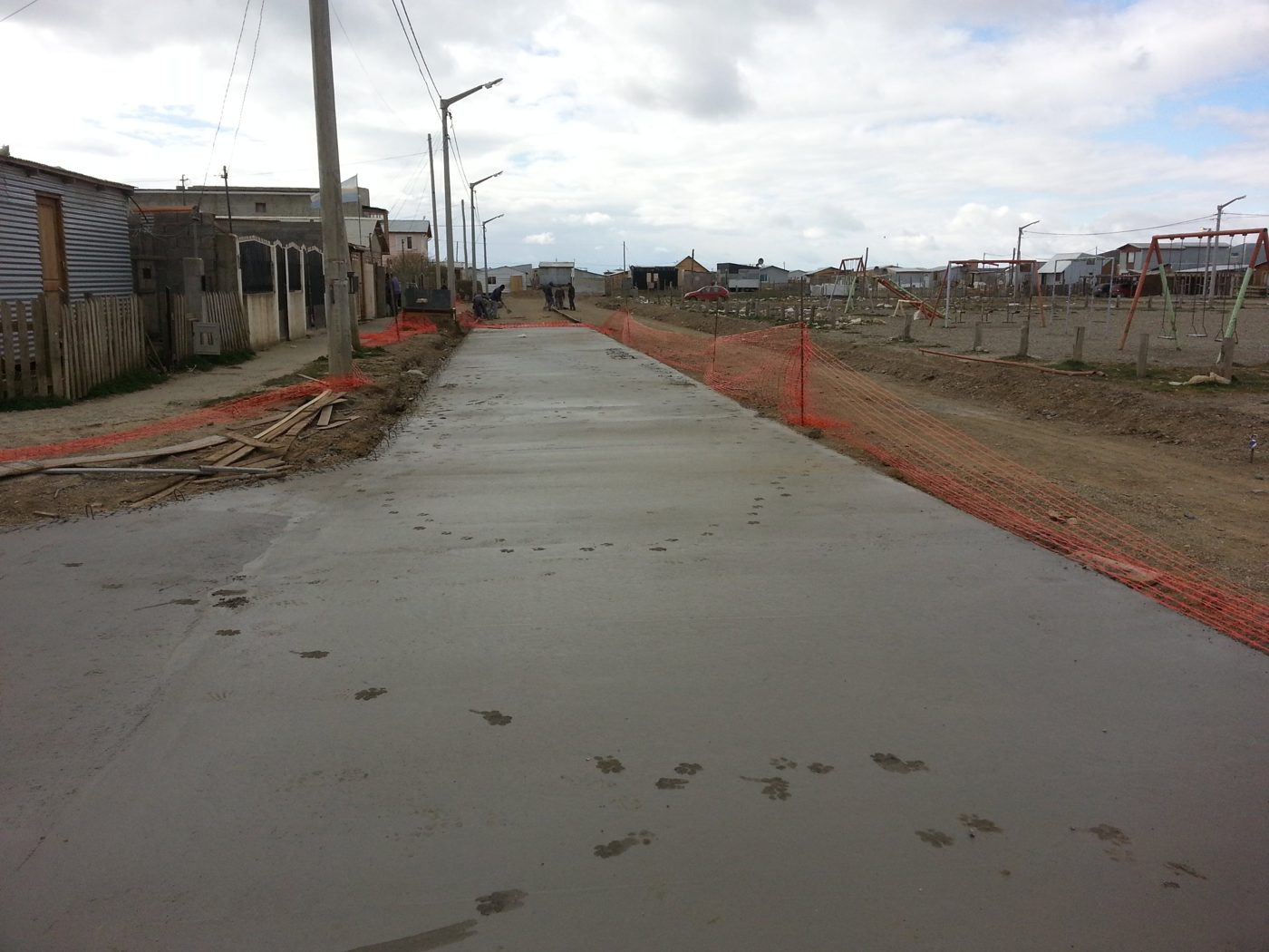 Pavimento recién terminado junto a la plaza del barrio