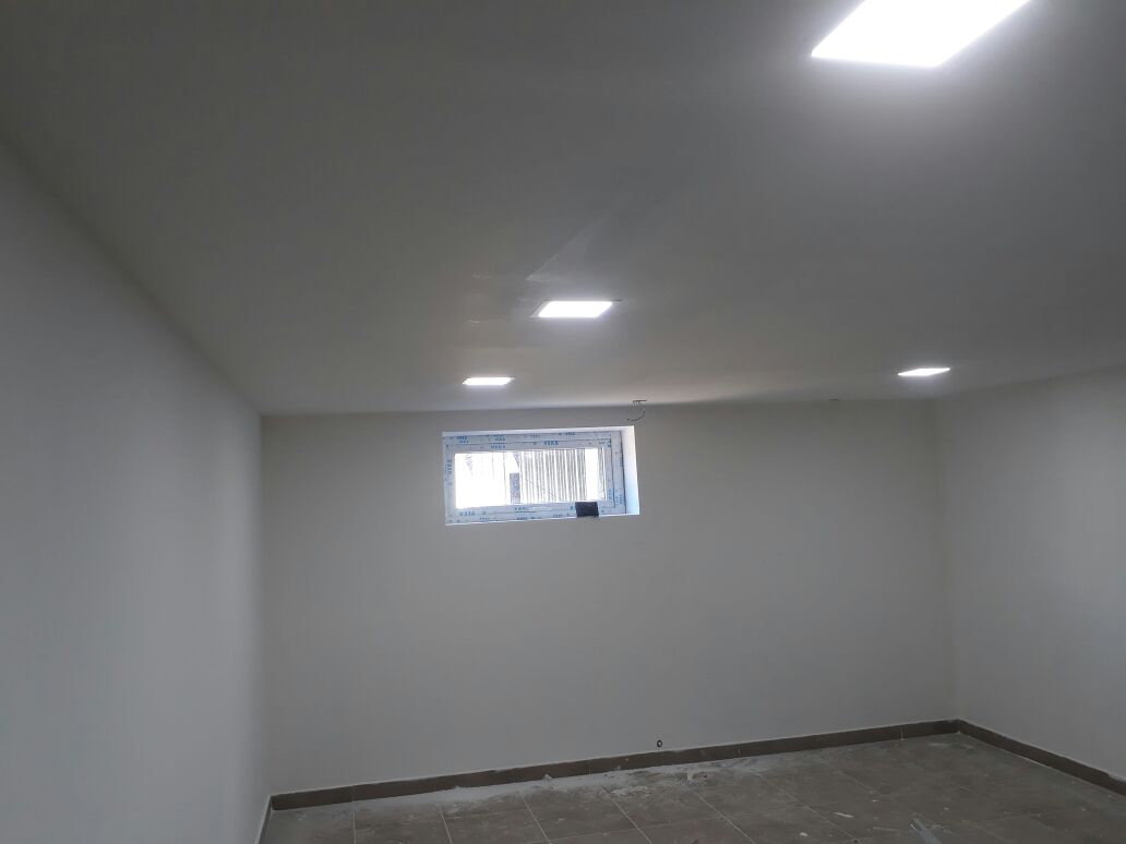 Sala con cielorraso e iluminación terminada