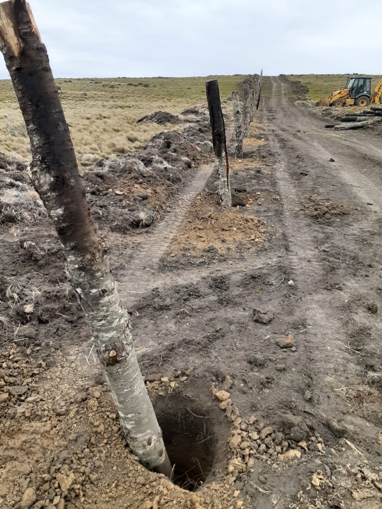 Excavadora en el aterrazado bajo cielo patagónico