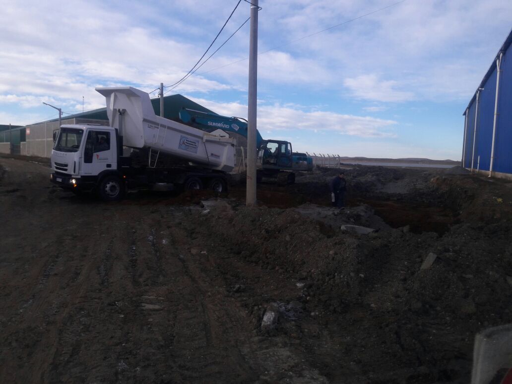 Excavadora cargando el volcador