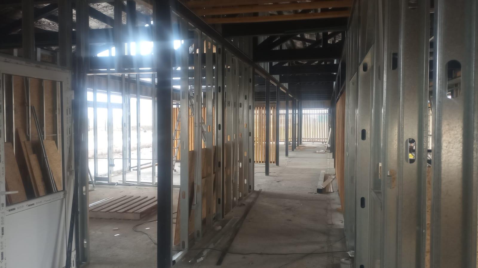 Pasillo con la estructura y el steel framing