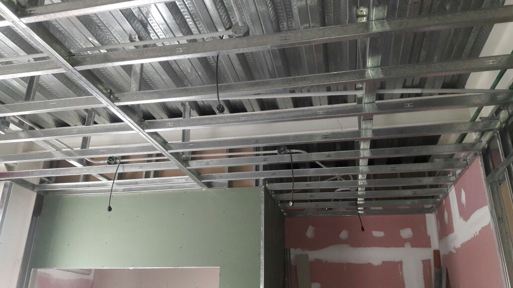 Estructura metálica del cielorraso