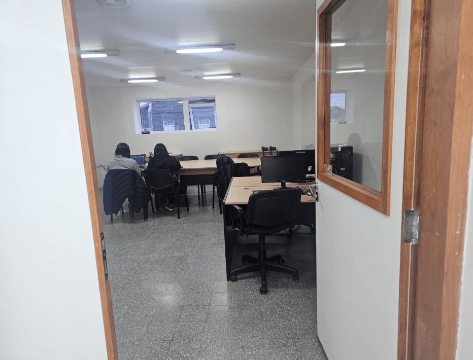 Aula nueva en uso por estudiantes