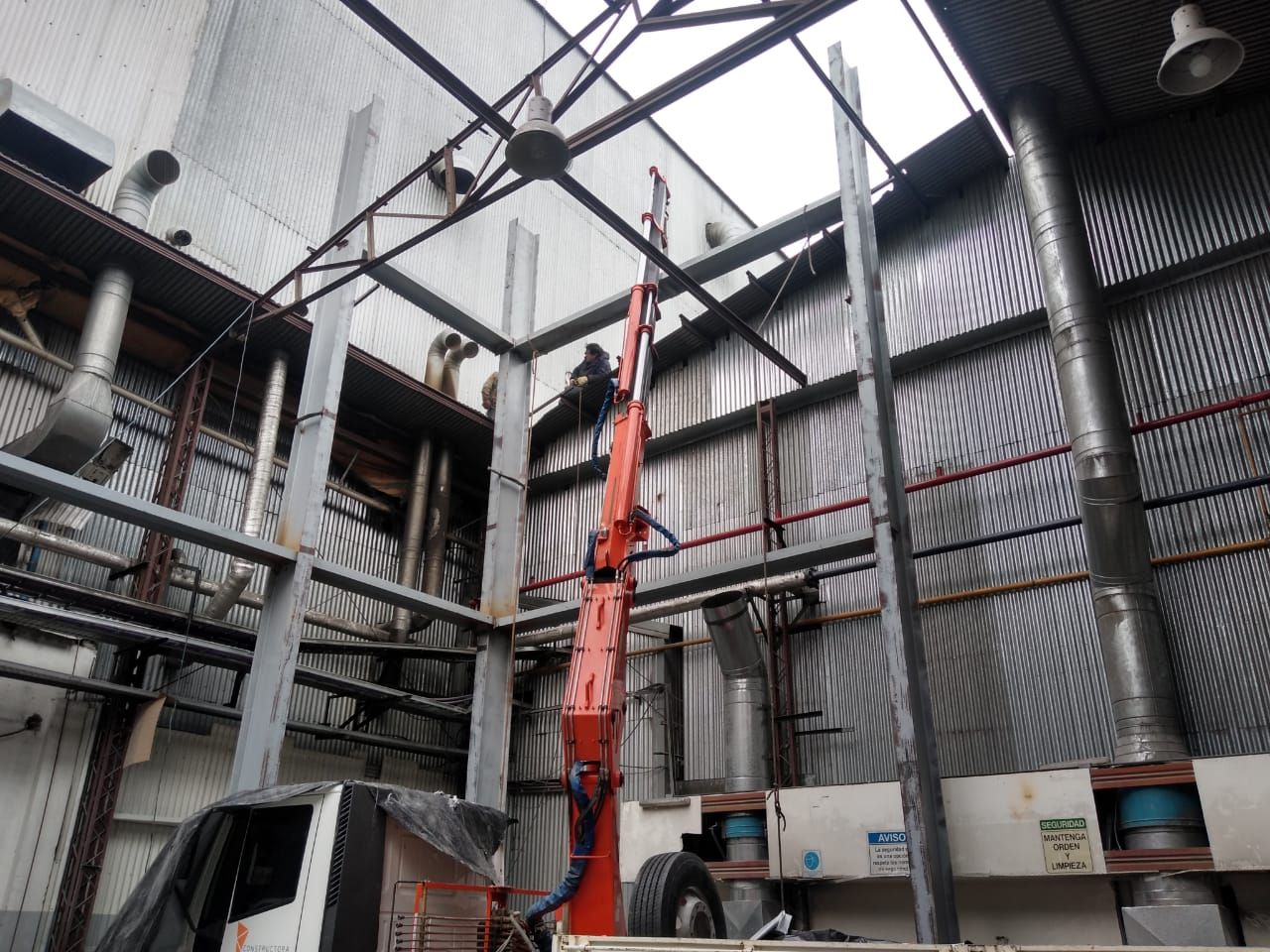 Montaje de estructura metálica en una nave industrial