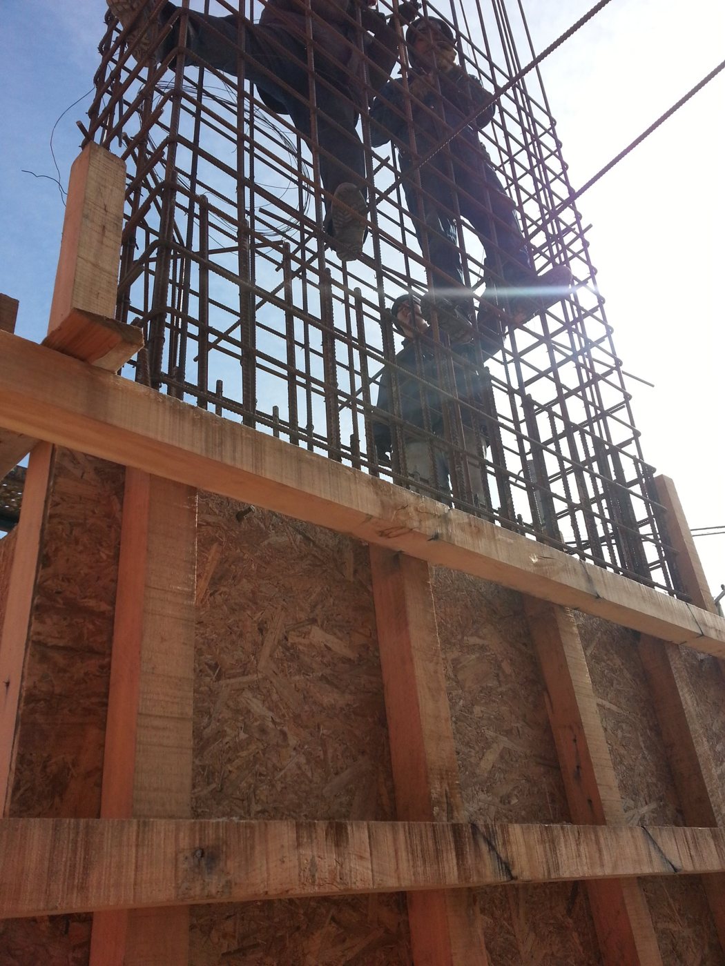 Encofrado de madera con la armadura de la torre arriba
