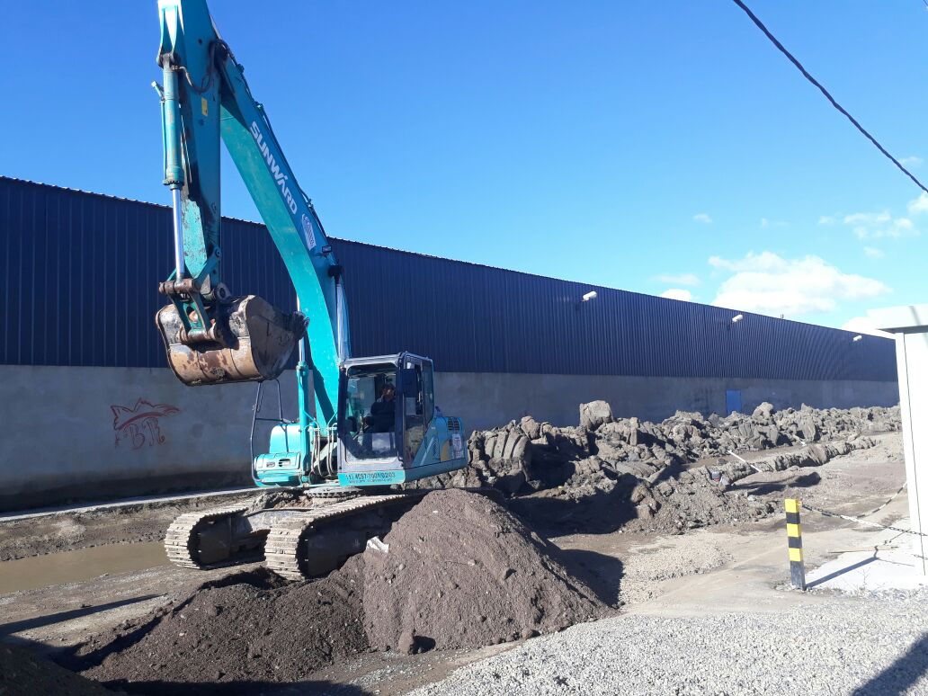 Excavadora junto al acopio de suelo