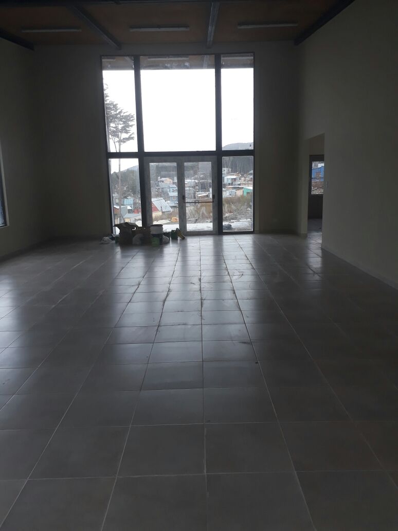 Salón principal con ventanal de doble altura