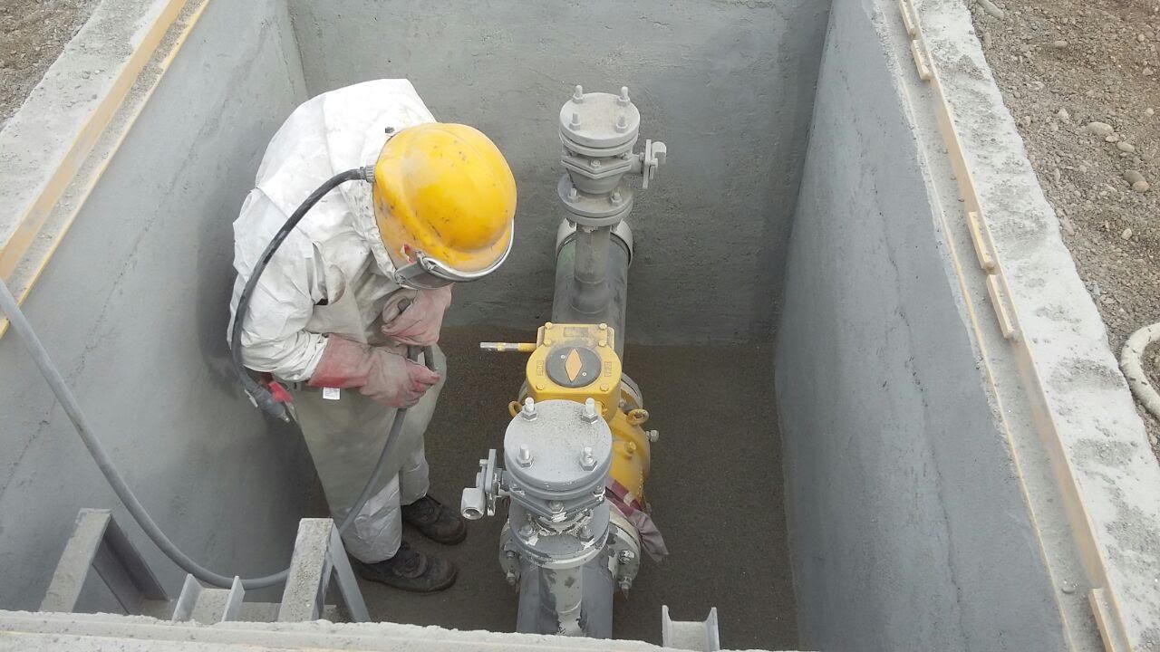 Operario trabajando en una cámara de válvulas