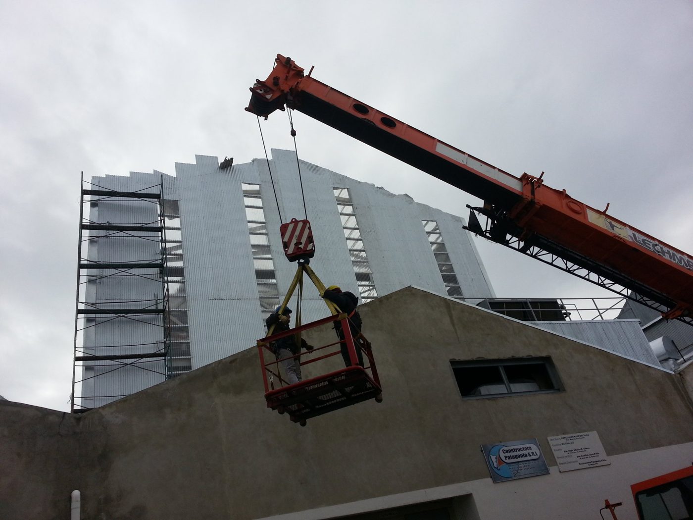 Cartel de obra de Constructora Patagonia frente a la nave ampliada