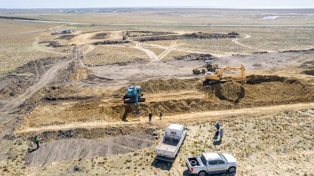 Excavación con la ruta y el río al fondo
