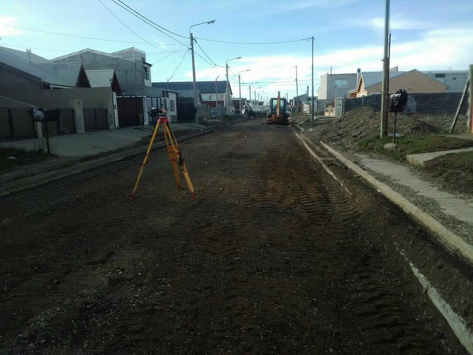 Nivel topográfico en una calle en obra