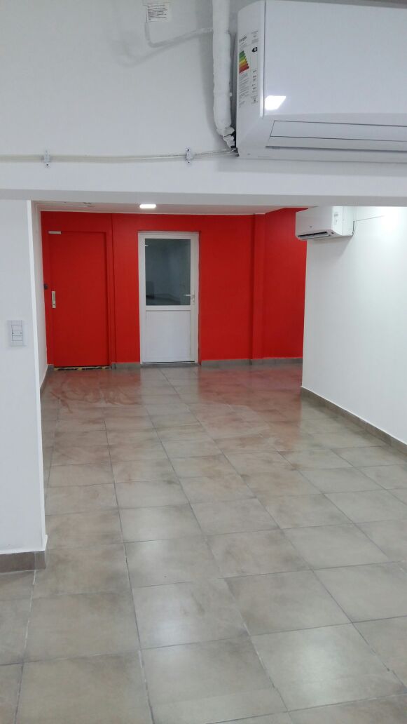 Sala con pared roja y equipos de aire acondicionado