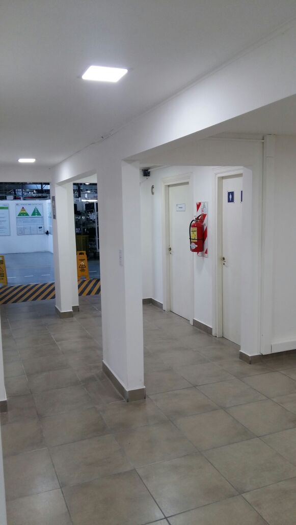 Circulación con baños y matafuegos hacia la planta