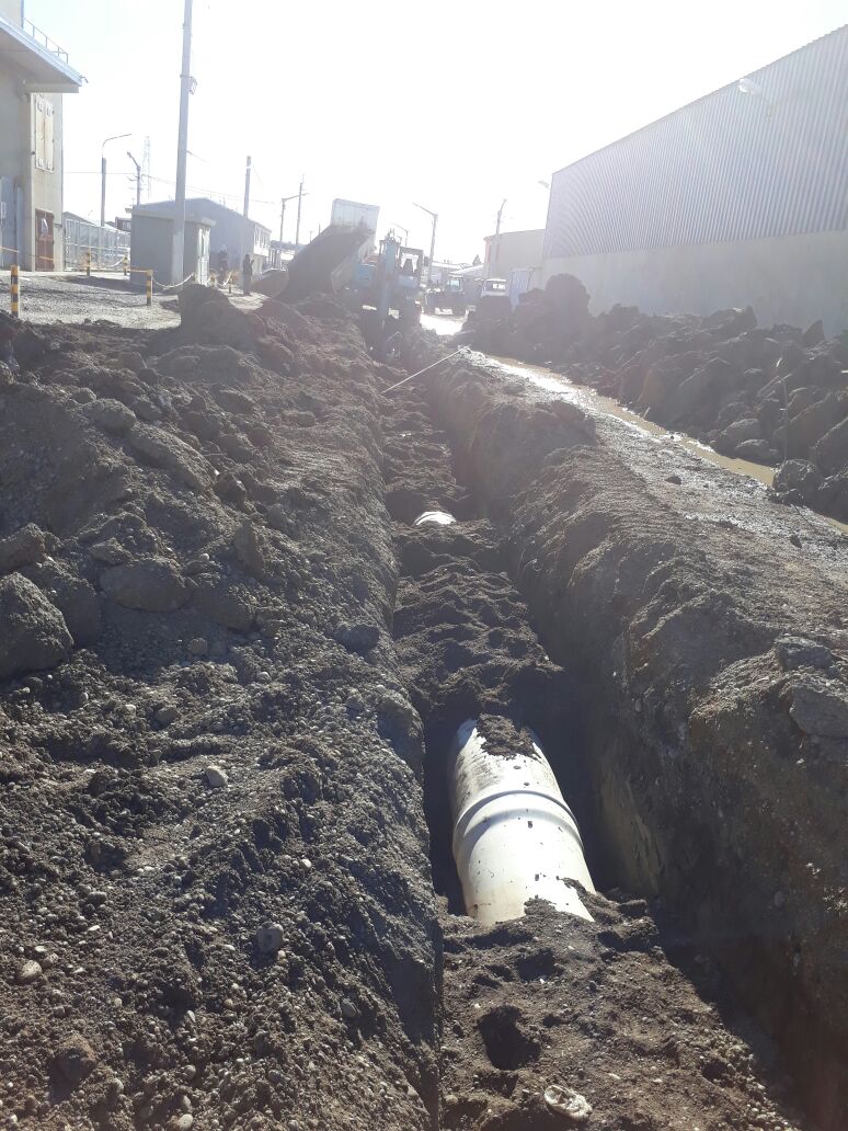 Caño de gran diámetro en la zanja