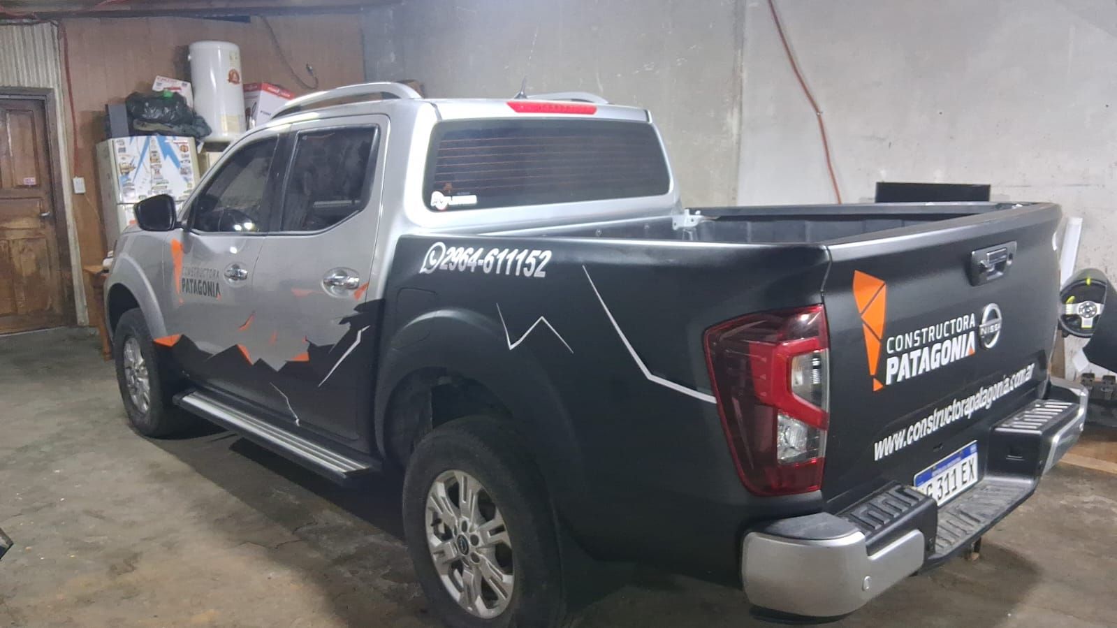 Nissan Frontier plateada número 02