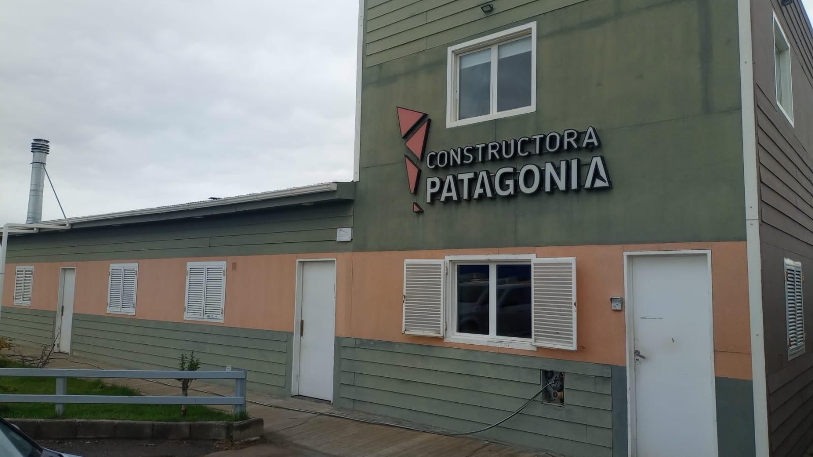 Fachada anterior de la sede, en verde y salmón