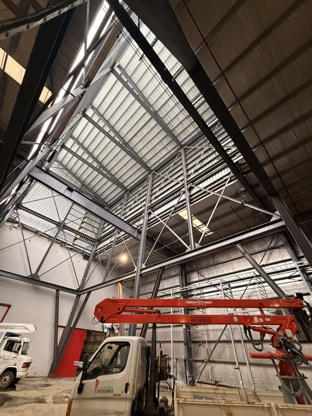Estructura con hidrogrúa en la nave