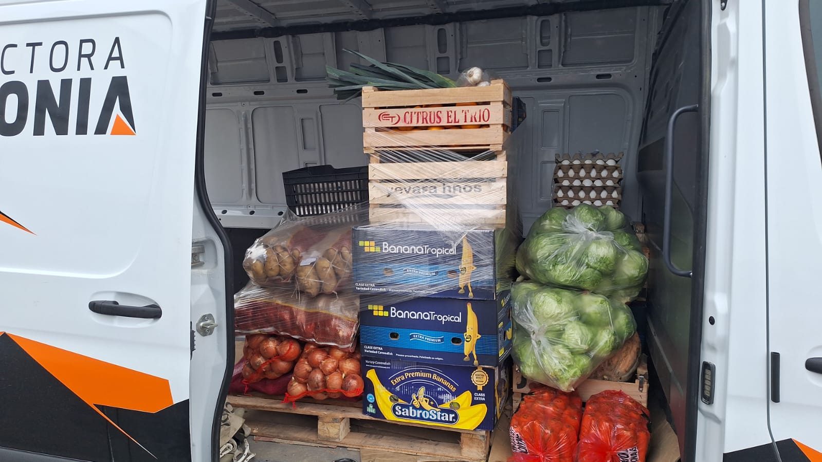 Sprinter de la empresa cargada con mercadería para abastecimiento