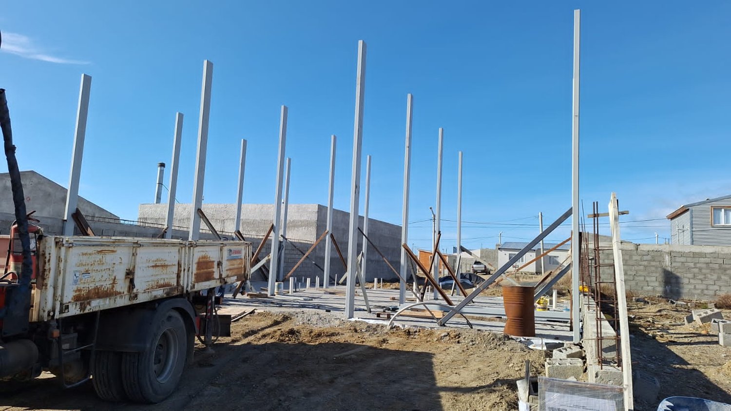 Columnas metálicas apuntaladas sobre la platea