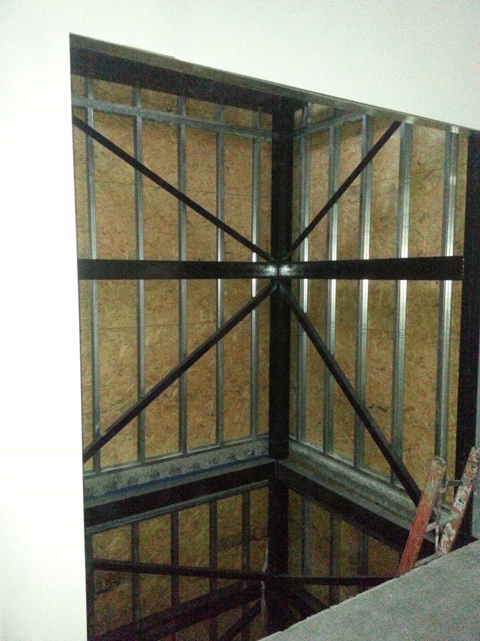 Arriostramiento de la estructura vista desde el acceso
