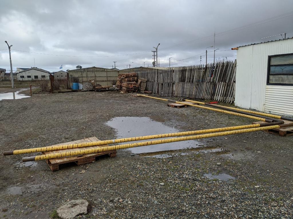 Tramos de cañería revestida acopiados en el predio