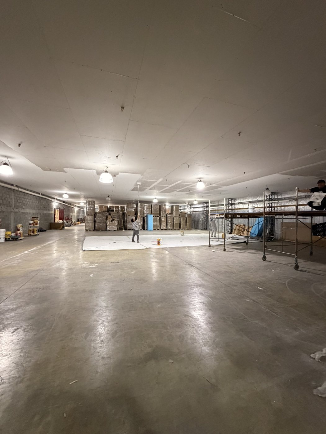 Nave con el cielorraso casi terminado