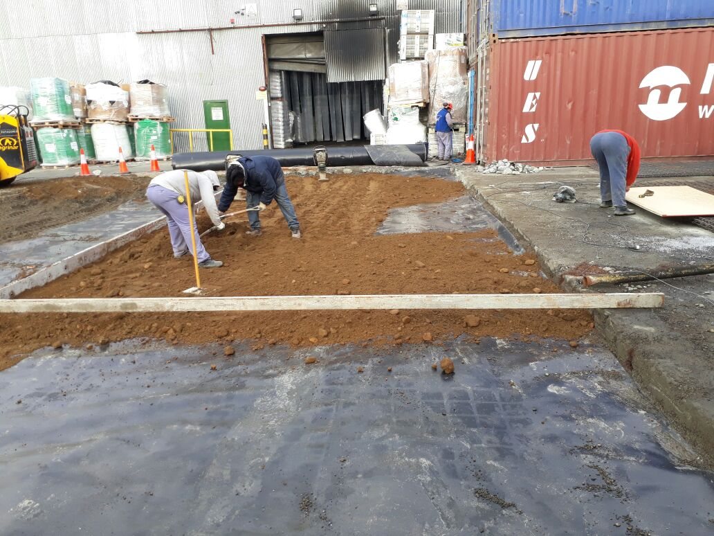 Cuadrilla distribuyendo el suelo de la base
