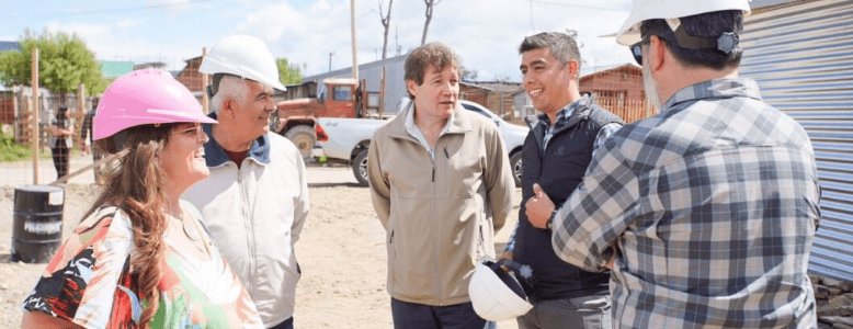 El gobernador y funcionarios recorriendo la obra del CDI de Tolhuin