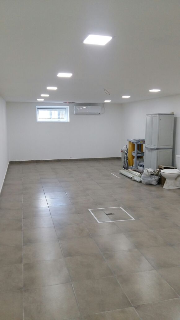 Sala amplia terminada con iluminación LED y climatización