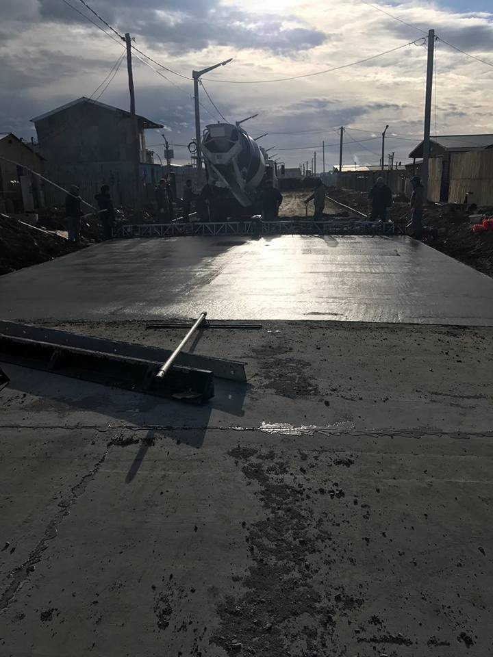 Paño de hormigón recién terminado al atardecer