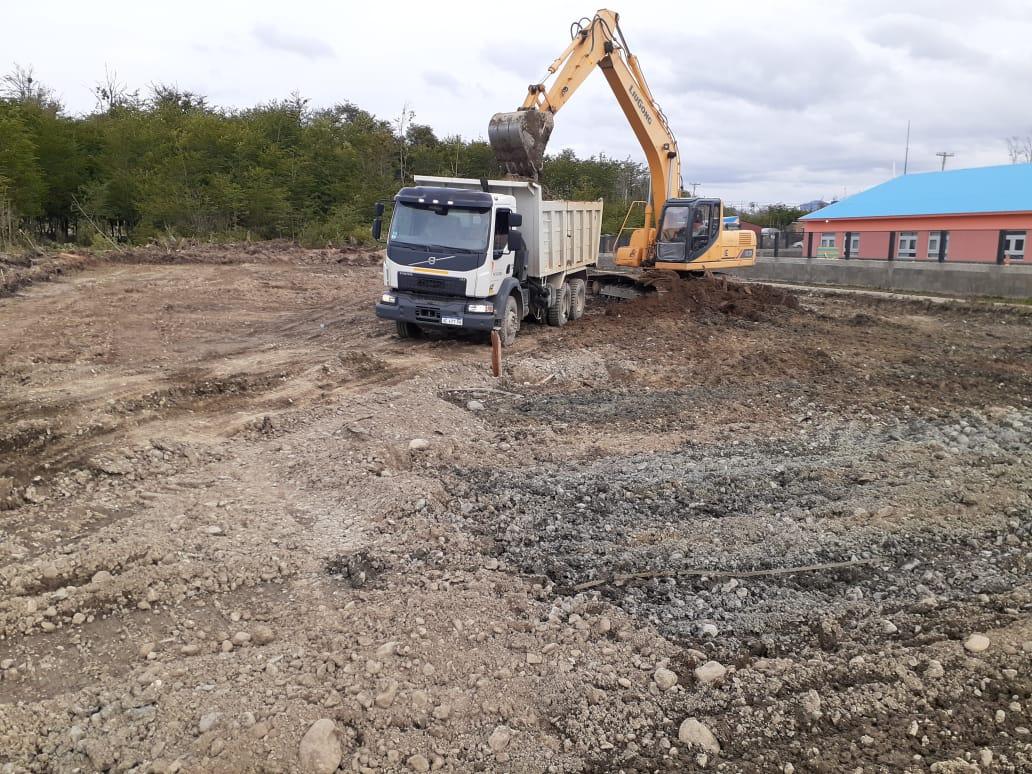 Excavadora cargando un volcador Volvo