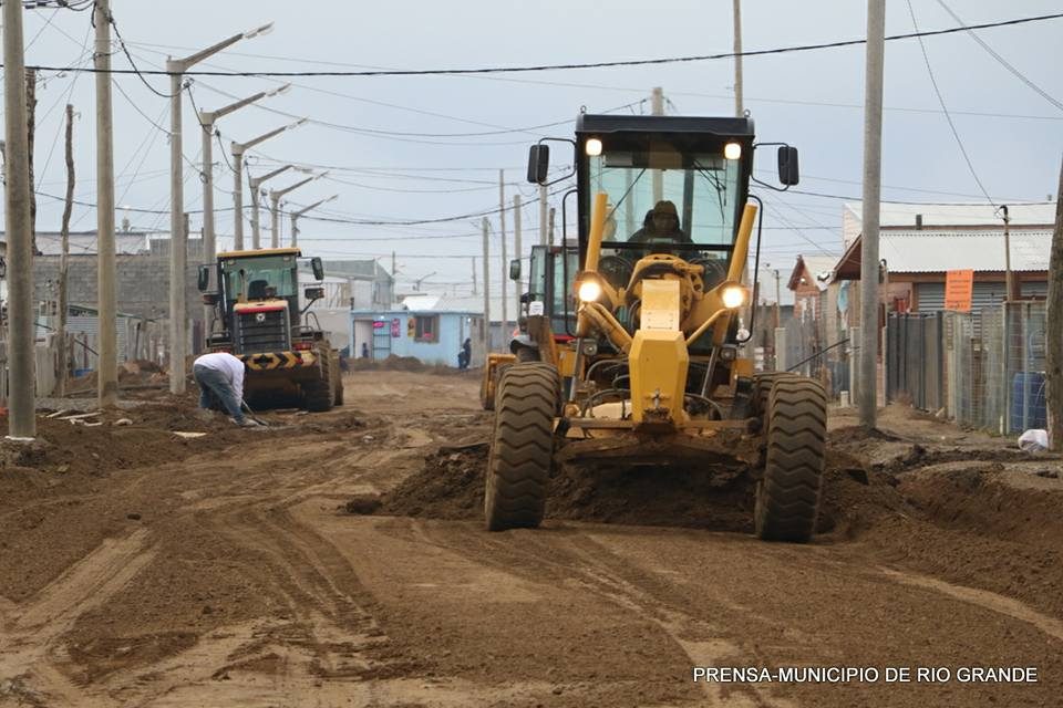 Motoniveladora y cargadora abriendo una calle