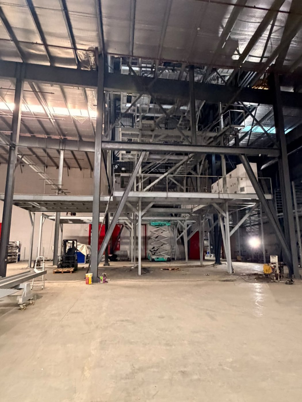 Torre y plataformas de la extrusora terminadas dentro de la nave
