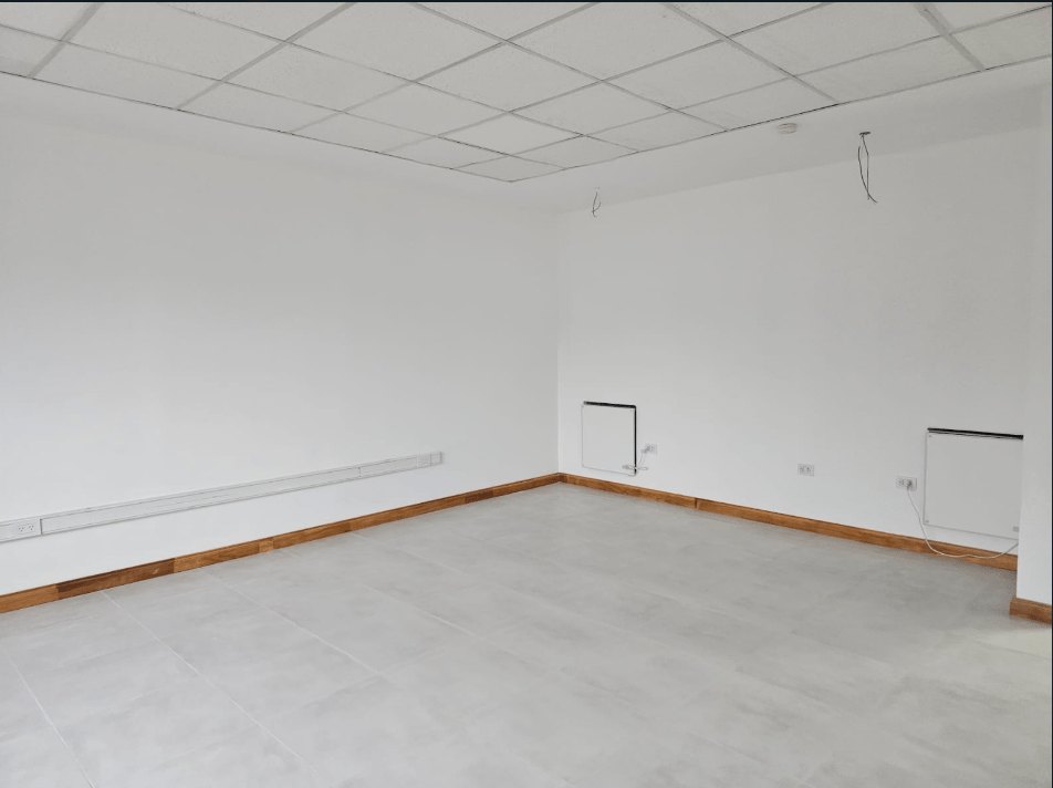 Aula con calefactores y cielorraso