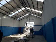 Interior con cabriadas y chapas traslúcidas