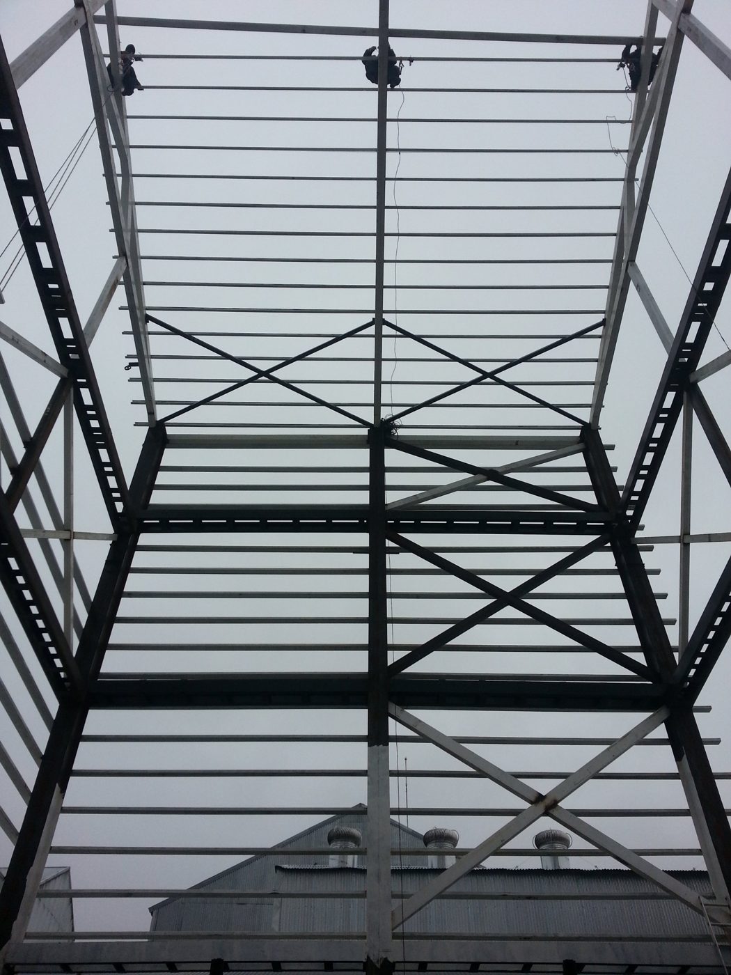 Estructura vista desde abajo con montadores en altura