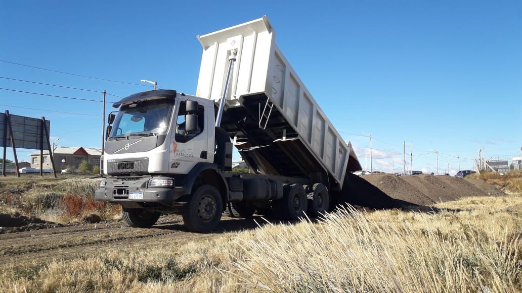 Camión volcador Volvo descargando