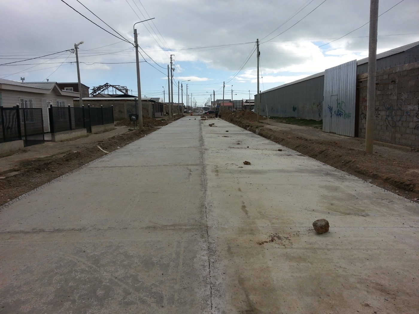 Calle pavimentada con juntas entre paños