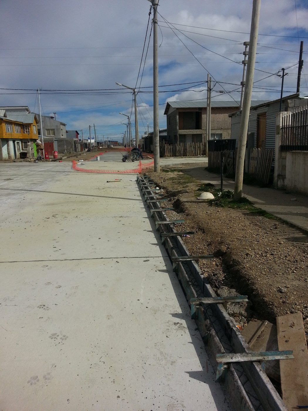 Moldes de cordón cuneta junto al pavimento