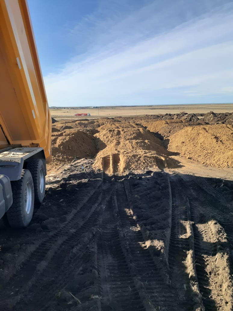 Excavadora cargando un camión volcador