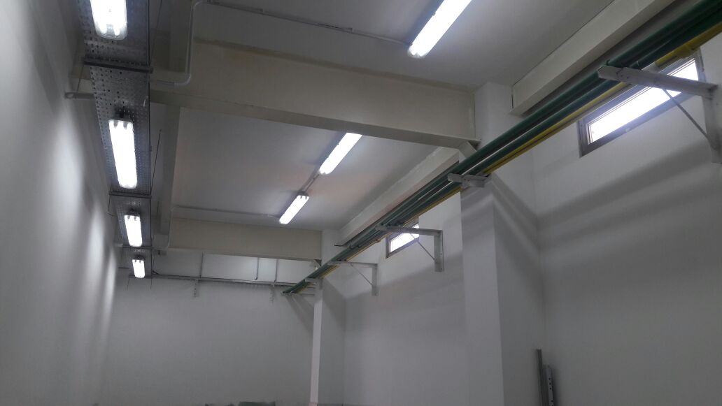 Iluminación sobre bandejas portacables