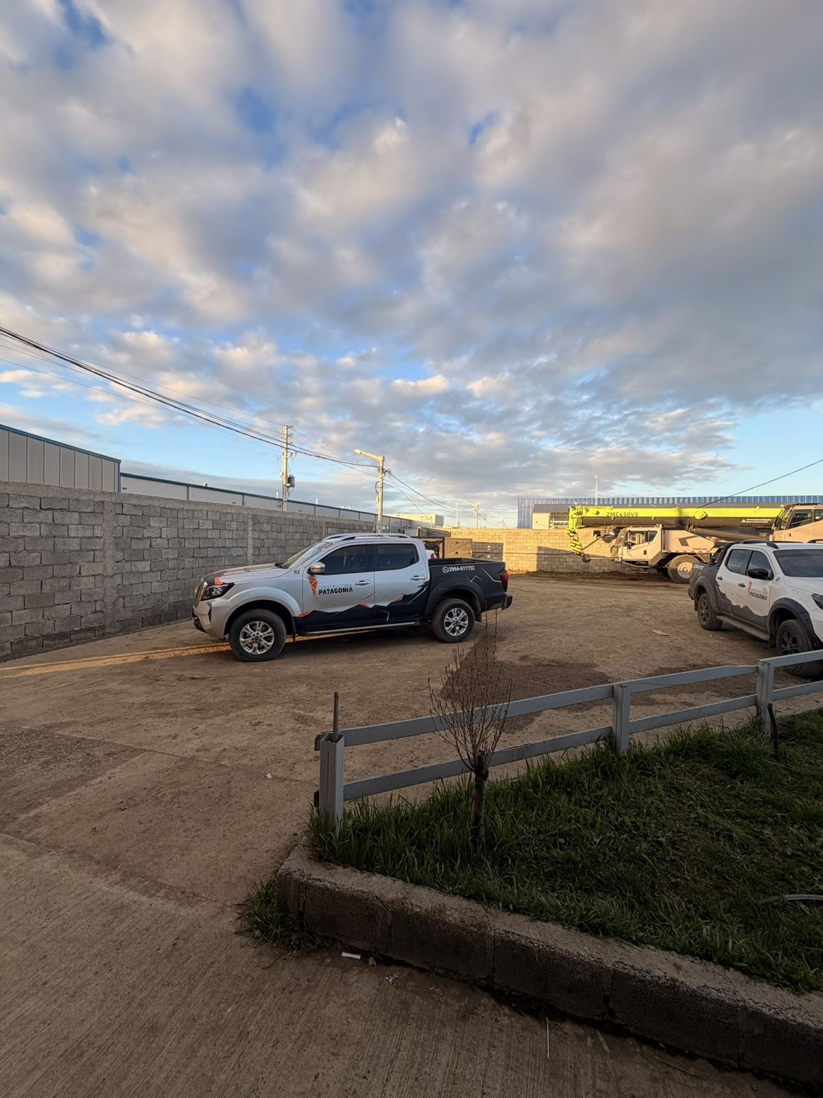 Playa de estacionamiento con camionetas de la empresa