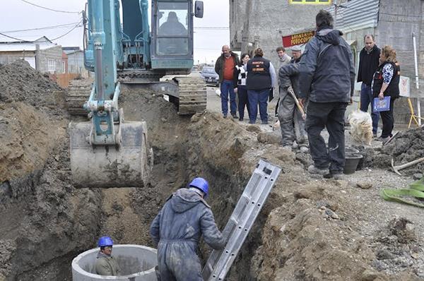 Operarios colocando una boca de registro en la zanja