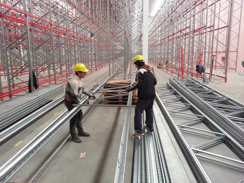 Operarios trabajando dentro de una nave industrial